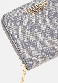 Grau zip Wallet mit geprägtem Monogramm-Muster, goldener Hardware und strukturiertem Finish, mit einem eingeprägten Logo auf der Vorderseite.