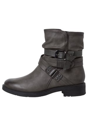 Bottine grise à cheville avec des sangles décoratives à boucle, un petit talon empilé et une tige en cuir souple.
