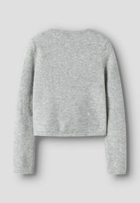 Maglione corto a maglia grigio chiaro con maniche lunghe e scollo rotondo, mostrato da dietro su uno sfondo semplice.
