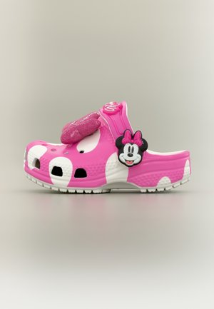 Sabot enfant rose et blanc avec un pendentif Minnie Mouse et une décoration nœud rose pailleté sur la bride supérieure.