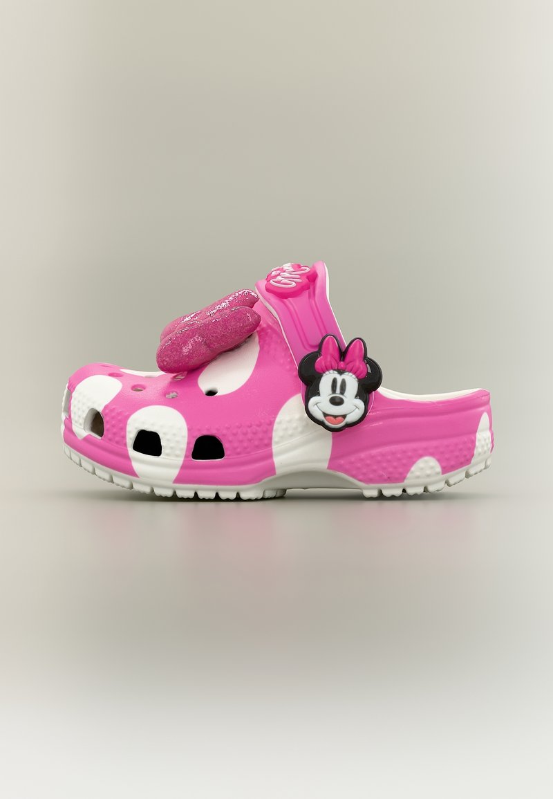 Sabot enfant rose et blanc avec un pendentif Minnie Mouse et une décoration nœud rose pailleté sur la bride supérieure.
