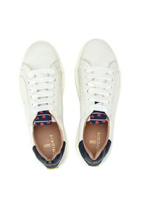 Sneakers bianche con una finitura testurizzata, dotate di accenti blu navy, lacci bianchi e un'etichetta sulla linguetta con un motivo a cuori. Suole in gomma crema.
