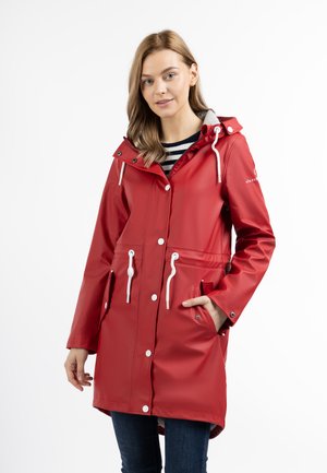 Giacca antipioggia rossa impermeabile con cappuccio, cordini regolabili, bottoni a pressione e tasche frontali. Texture liscia e design lungo fino al ginocchio.