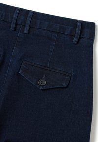 Jeans in denim scuro con una vita standard dotata di passanti per cintura, una sola tasca posteriore con chiusura a bottone e una superficie liscia.