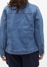 Jeansjacka i en ljusblå nyans, med en klassisk design, synliga sömmar och tryckknappsdetaljer, samt en mjuk yta.