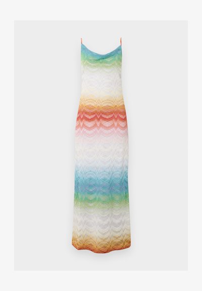 Μακρύ αμάνικο φόρεμα με λεπτούς ιμάντες, με πολύχρωμο διαβαθμισμένο κυματιστό μοτίβο σε πράσινο, μπλε, λευκό, πορτοκαλί και κόκκινο.