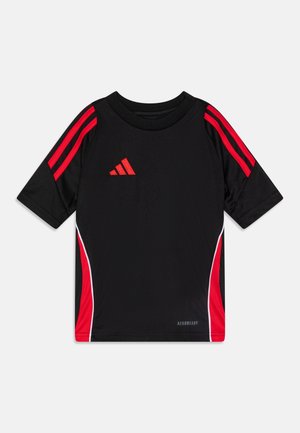 Camiseta deportiva negra de manga corta con rayas rojas en los hombros, detalles en blanco y logo de Adidas. Hecha de tela ligera y transpirable.