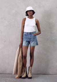 Madewell RELAXED MID LENGTH - Calções de ganga - kelton