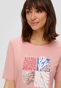 s.Oliver MIT FRONT - T-Shirt print - pfirsich