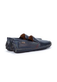 Navyblå lædersko med slip-on design, perforeringer, brune detaljer, syninger og en tekstureret gummisål for greb.