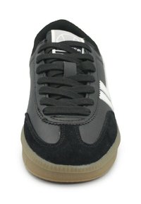 Scarpa da corsa nera con punta in camoscio, materiale superiore liscio, marchio bianco e suola in gomma naturale. Presenta un sistema di allacciatura tradizionale.
