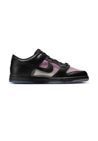 Zapatilla Nike baja negra y morada con panel lateral translúcido, logo swoosh negro, cuero texturizado y cordones negros sobre fondo blanco.