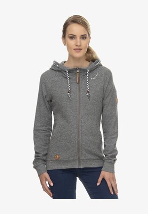 Sudadera con capucha gris con cremallera, capucha, cordones blancos y negros, y logo delantero. Cuenta con puños acanalados y un parche circular con logo en el dobladillo.