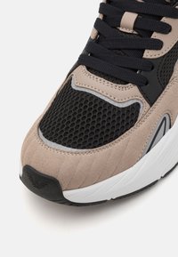 EA7 Emporio Armani CRUSHER SONIC MIX UNISEX - Sportbačiai - cobbelstone/black