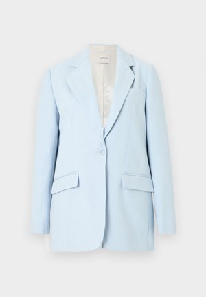 Blazer bleu clair à un seul bouton avec des fines rayures verticales argentées, col cranté, poches à rabat et poche poitrine, étiquette « Sandro ».