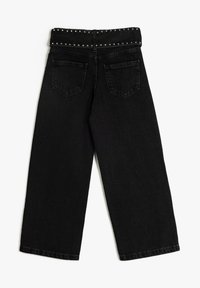 Svarta breda jeans har ett nitarbälte, bakfickor och en ren, minimalistisk design. Tillverkade av denim med en mjuk textur.