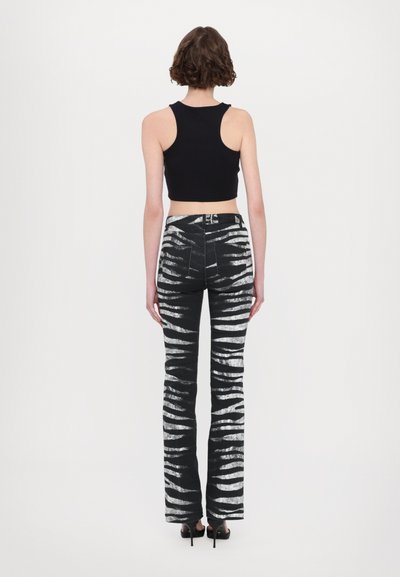 Roberto Cavalli Alt laienevad teksad - nero/bianco