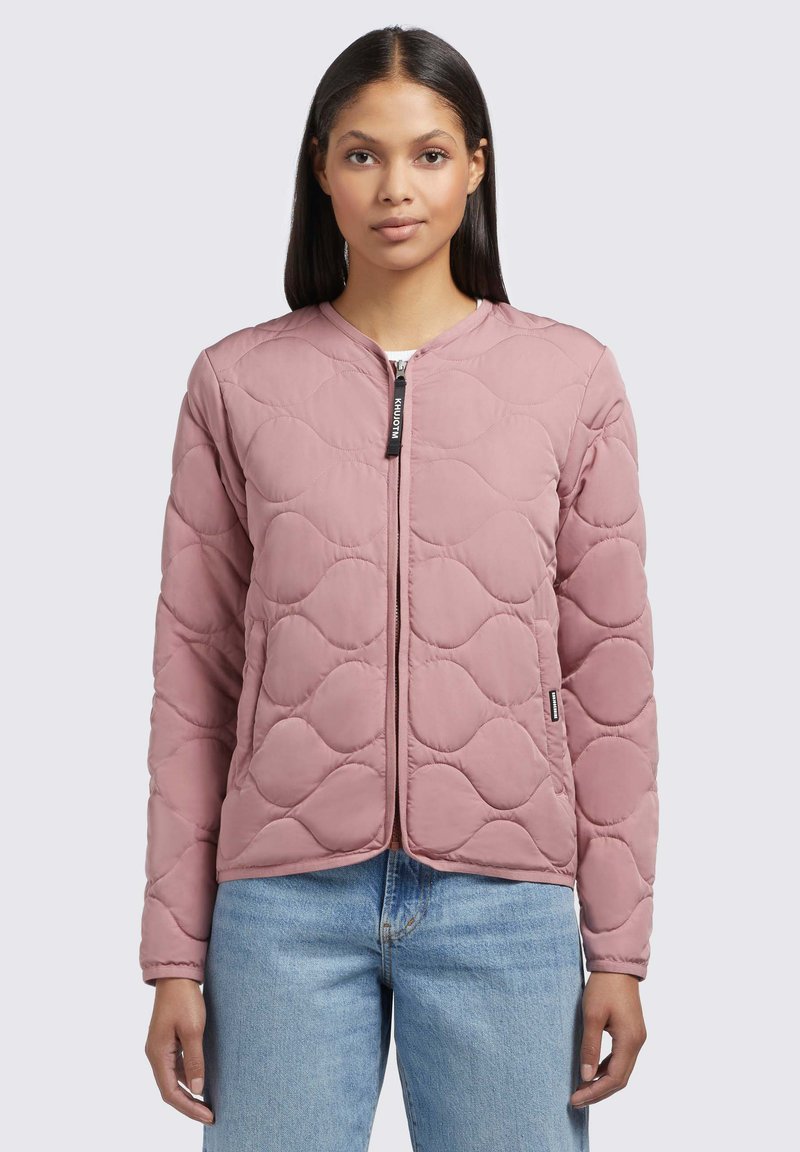 Quilted lyserød jakke med rund halsudskæring, frontlynlås og subtil bølgemønster. Materialerne virker glatte; har minimal brandingdetalje.