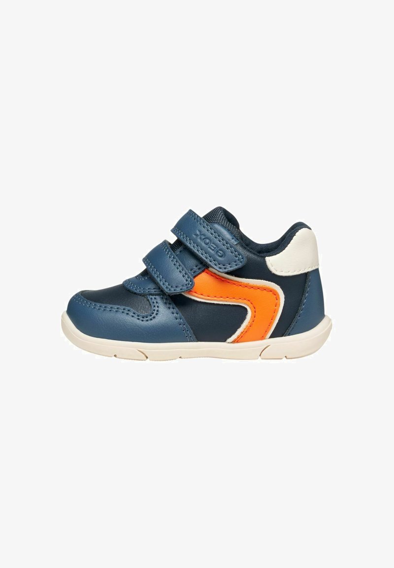 Scarpe per bambini in pelle blu con dettagli arancioni, tacco bianco e doppie cinghie in velcro. Punta arrotondata e design testurizzato sulla tomaia.