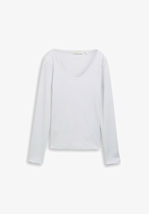 Weißes langärmliges Oberteil mit V-Ausschnitt, aus weichem Stoff gefertigt. Es hat ein tailliertes Design und eine glatte Textur mit einem geraden Saum.