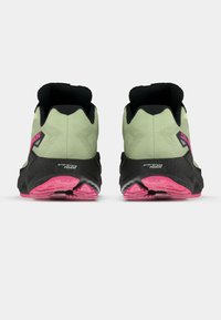 Αθλητικά παπούτσια με ελαφρώς πράσινο πάνω μέρος, μαύρη φτέρνα και ροζ εξωτερική σόλα. Διαθέτουν υλικό με υφή και εμφανές λογότυπο στο πλάι.