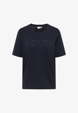Mørkeblå bomulds t-shirt med korte ærmer, rund halsudskæring og teksten "ETERNAL SKIES" præget hen over forsiden. Glat tekstur.