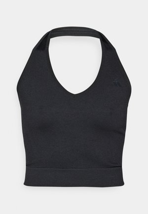 Juoda sportinė liemenėlė su V formos iškirpte, pagaminta iš lygaus audinio, turi plačius dirželius ir prigludusią apatinę juostą. Logotipas viršutiniame kairiajame kampe.