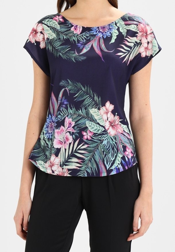 Marinblommig blus med korta ärmar, rundad halsringning och ett tropiskt mönster i rosa och gröna nyanser. Mjuk tyg med avslappnad passform.
