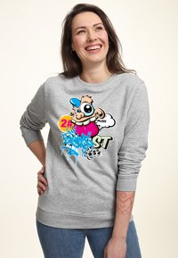 Felpa grigia con un design grafico colorato e elementi da cartone animato, scollo rotondo e polsini rigati. Vestibilità casual con cuciture visibili.