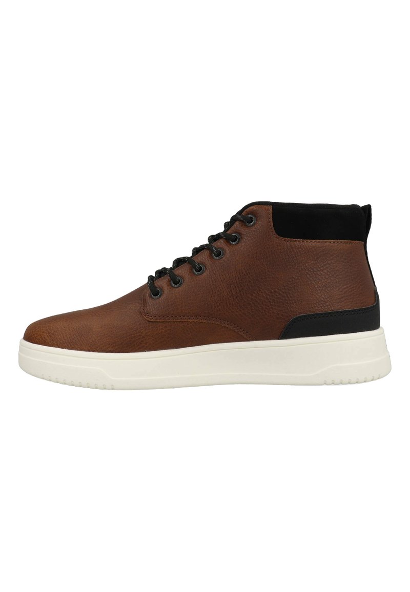 Bruine leren mid-top sneaker met zwarte accenten, ronde neus, gestructureerde bovenkant, witte rubberen zool en zes zwarte oogjes voor de veters.