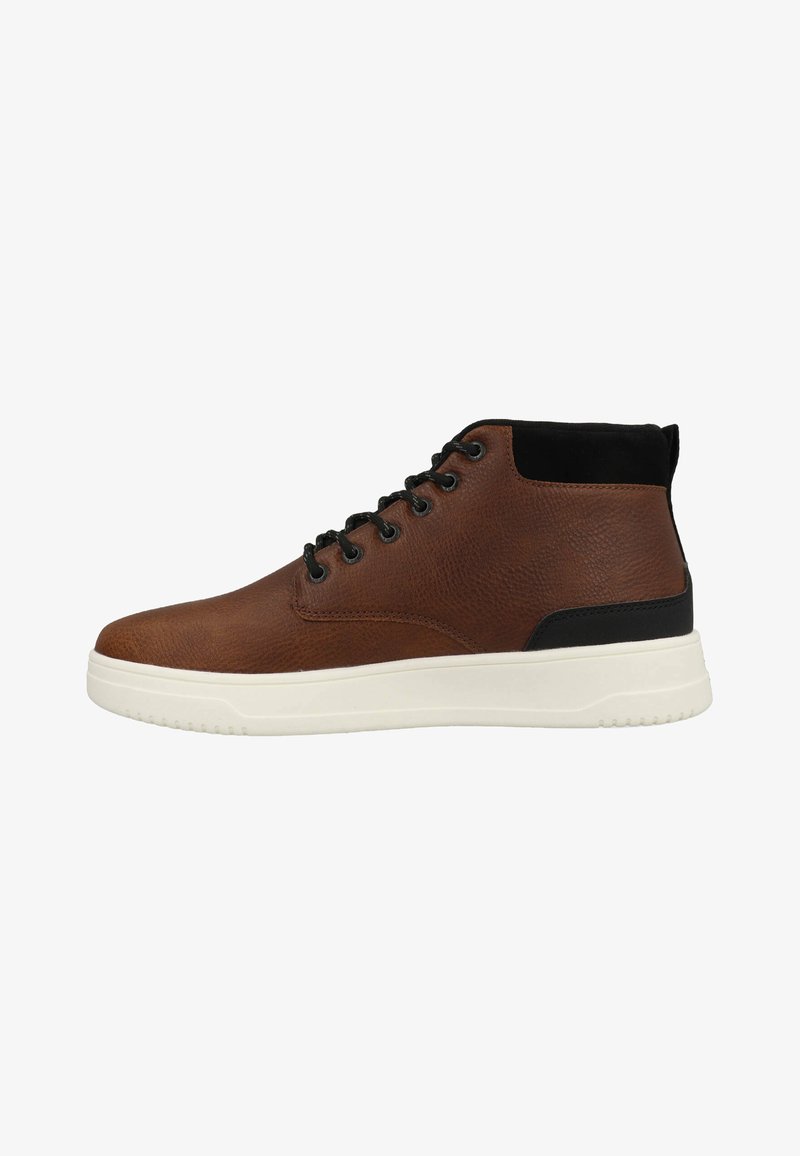 Bruine leren mid-top sneaker met zwarte accenten, ronde neus, gestructureerde bovenkant, witte rubberen zool en zes zwarte oogjes voor de veters.