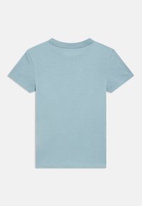 Tricou cu mânecă scurtă din bumbac de culoare albastru deschis, cu guler rotund și textură subtilă, fără grafice sau accente vizibile.