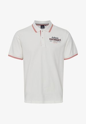 Valge polo särk, millel on kaelus, lühikesed varrukad, punased aktsendid kaelusel ja varrukatel, rinnal on tikandiga "Authenic Performance".