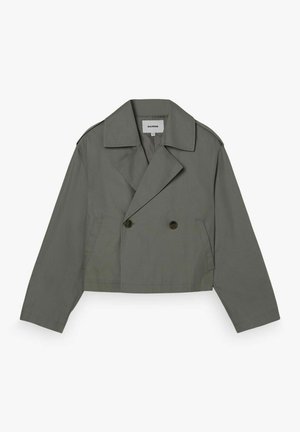 Veste courte raccourcie vert olive avec larges revers, devant croisé à double boutonnage, deux boutons et poches latérales, posée à plat sur fond blanc.
