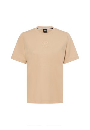 Beige katoenen T-shirt met een ronde halslijn en korte mouwen. Heeft een reliëflogo op de borst. Zachte textuur, casual pasvorm.