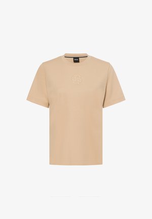 Beige katoenen T-shirt met een ronde halslijn en korte mouwen. Heeft een reliëflogo op de borst. Zachte textuur, casual pasvorm.