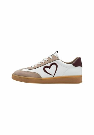 Witte sneaker met beige en bordeauxaccenten. Heeft een hartlogo, suede en leren materialen, ronde neus en rubberen zool.