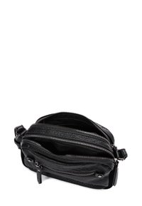 Bolso de cuero negro con dos compartimentos con cremallera, superficie texturizada y acentos de hardware plateado; correa ajustable adjunta.