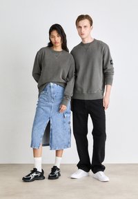 Calvin Klein Jeans WASHED BADGE CREW NECK UNISEX - Sudadera - endless grey