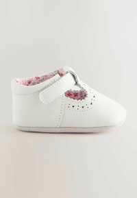 Chaussure pour bébé en cuir blanc avec des motifs découpés, une bride à velcro et une doublure florale douce. Dispose d'une semelle en suede flexible pour le confort.