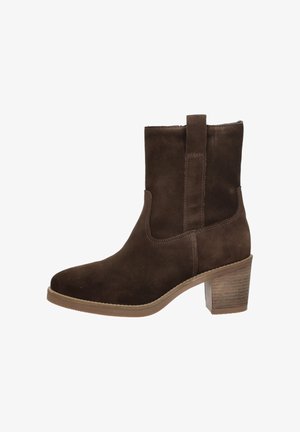 Bruine suède enkellaars met zijwaartse treklip, afgeronde neus en gestapelde blokhak.