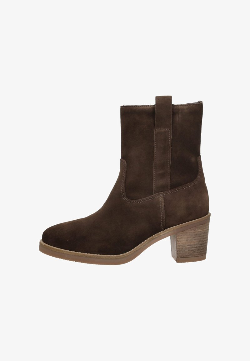 Brauner Wildleder-Stiefelette mit seitlichem Zuglasche, abgerundeter Spitze und gestapeltem Blockabsatz.