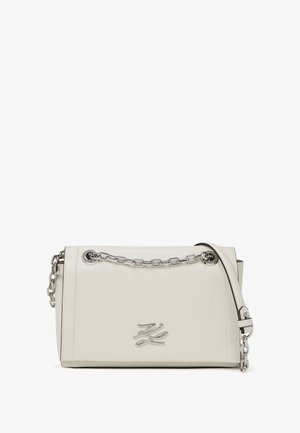 Borsa a tracolla bianca in pelle con catena argentata, forma rettangolare, logo in rilievo sulla parte anteriore e dettagli di design minimalisti.