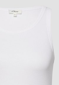Débardeur blanc côtelé sans manches avec un col rond et une étiquette de la marque s.Oliver en taille EU 36.
