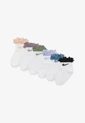 Set de șase șosete albe cu tivuri plisate în culori pastelate: piersică, lavandă, verde, albastru și negru, fiecare având un mic logo Nike.