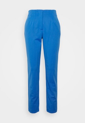 Pantaloni dritti di un brillante blu con vita alta e pieghe sottili, esposti su uno sfondo bianco semplice.