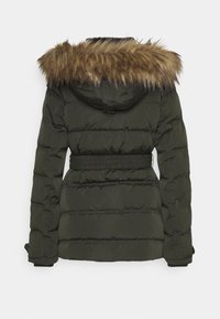 Veste d'hiver matelassée vert foncé avec taille élastiquée et capuche bordée de fausse fourrure marron, vue de dos.