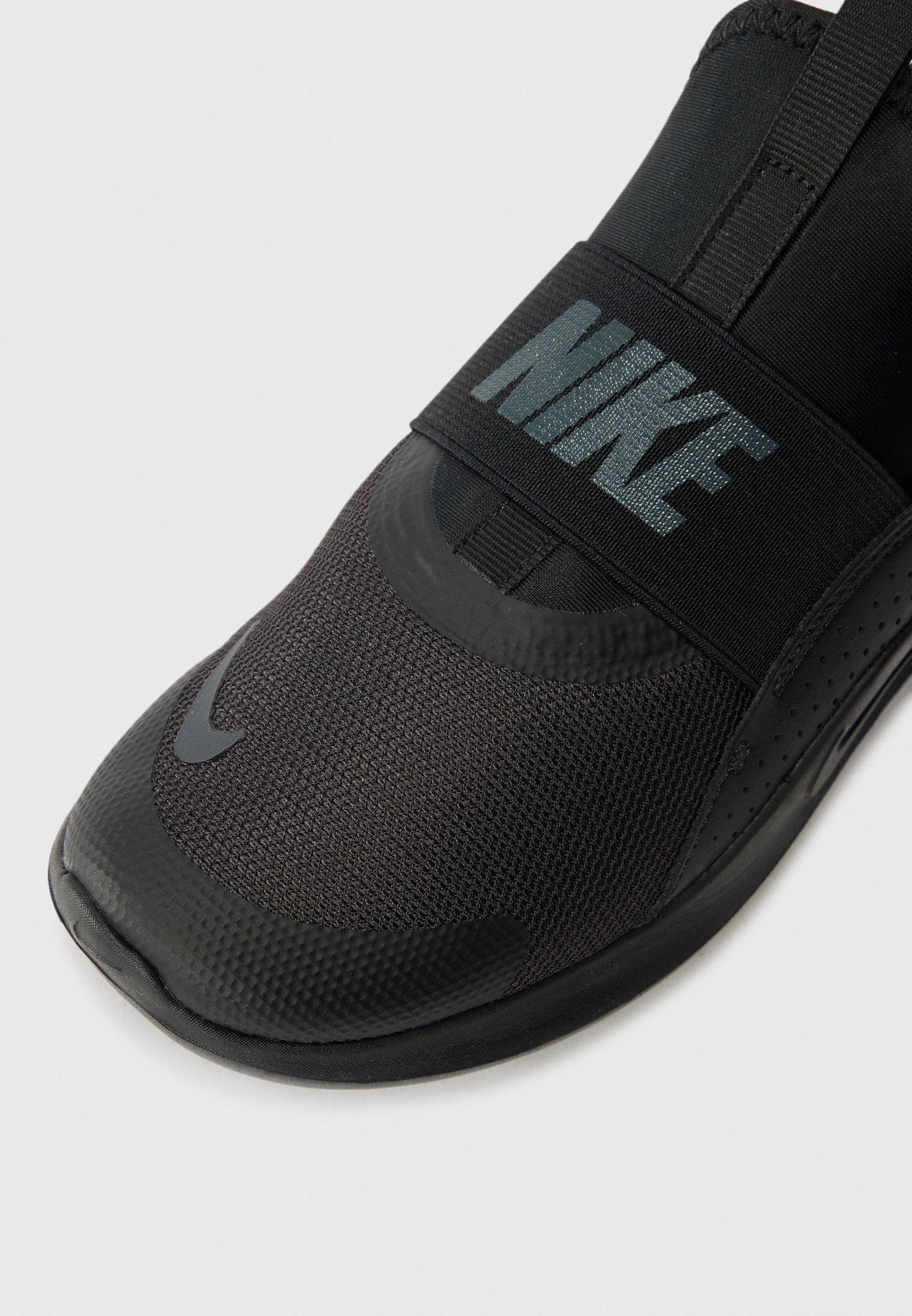 black nike shoes without laces