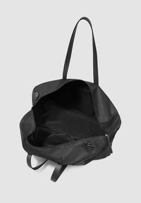 Sac fourre-tout noir avec un extérieur en tissu doux, une large ouverture et un intérieur lisse. Dispose de longues anses et d'une fermeture éclair.