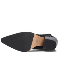 Zapato negro de tacón con puntera afilada y parte superior texturizada. Presenta una suela negra lisa, con una plantilla de color marrón claro y un detalle distintivo. Talla 38.